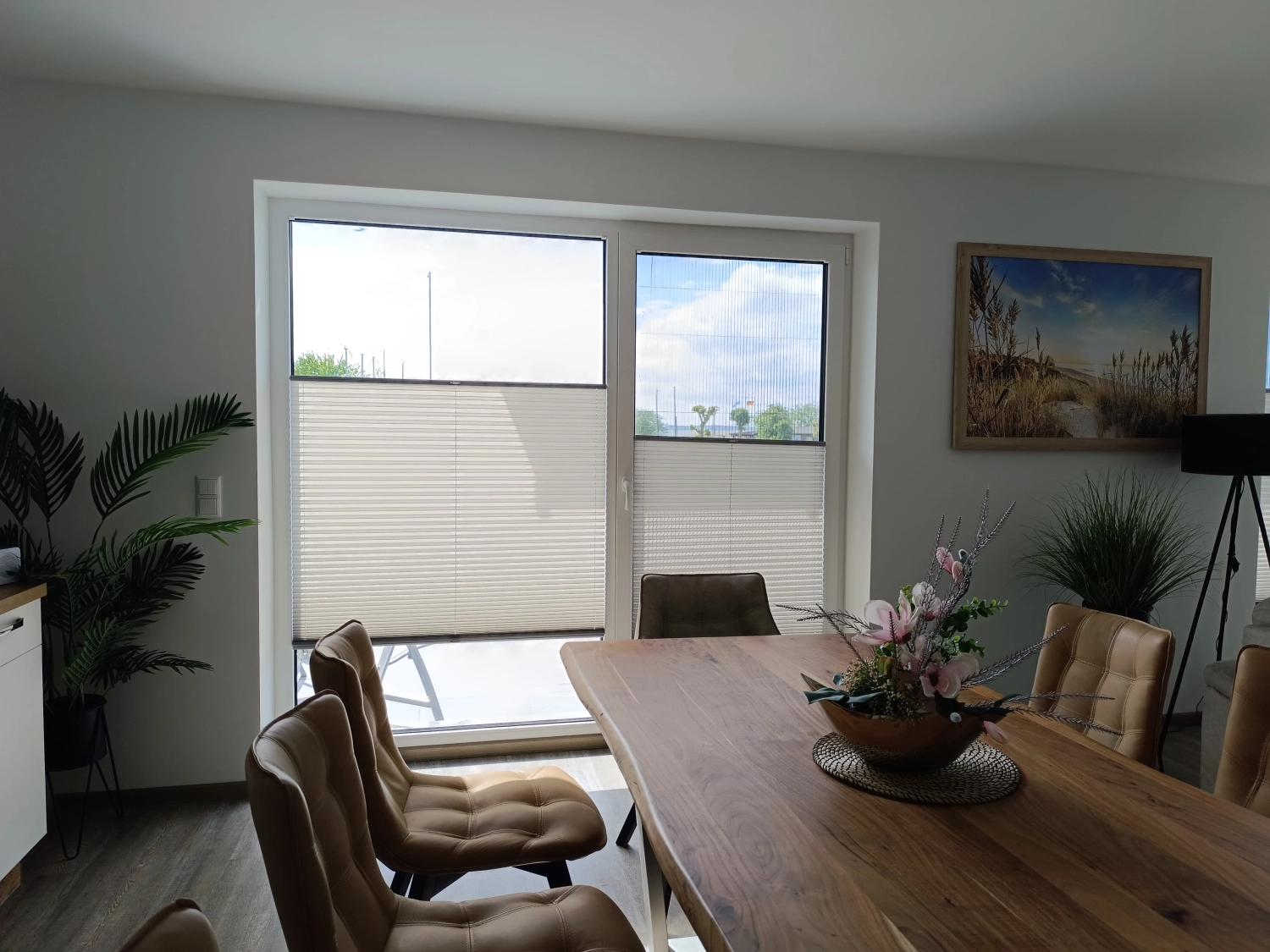 Wasserblick Loddin-Ferienhaus -Deluxe 8, Esstisch, Jalousien
