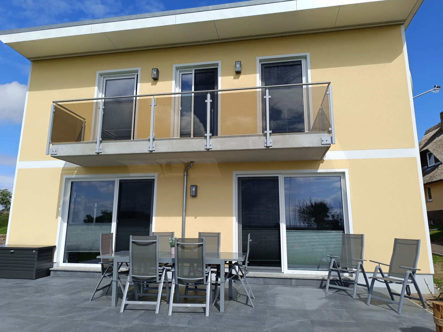 Wasserblick Loddin- Ferienhaus- Deluxe 8, Terrasse und Stühle 